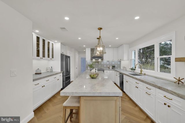 11111 LAMPLIGHTER LN, Potomac, MD 20854