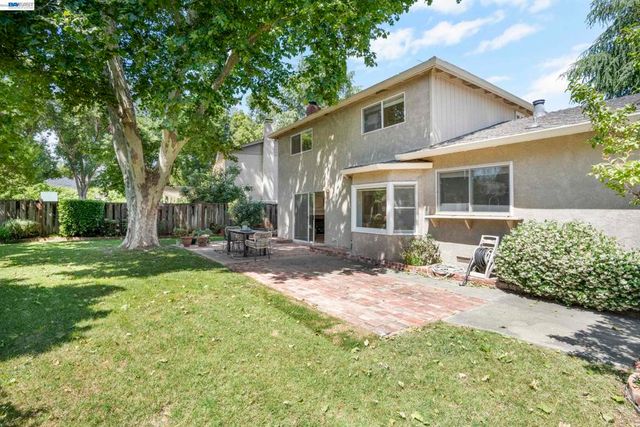 5556 Paseo Navarro, Pleasanton, CA 94566