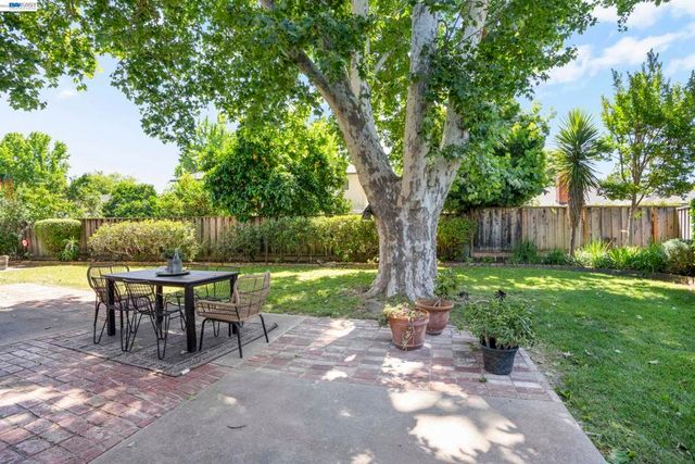5556 Paseo Navarro, Pleasanton, CA 94566