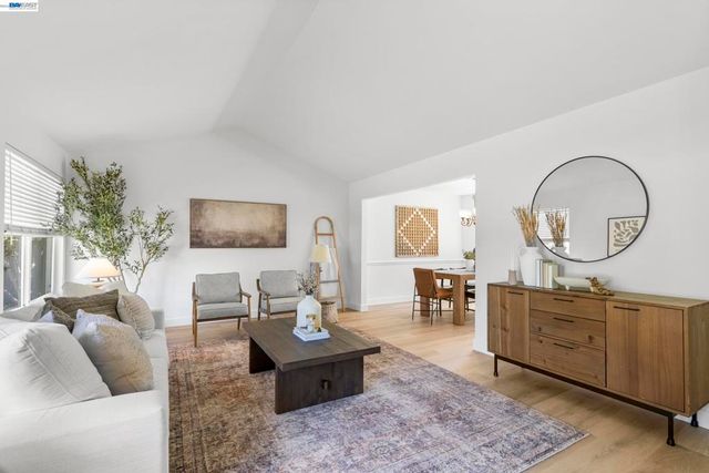 5556 Paseo Navarro, Pleasanton, CA 94566