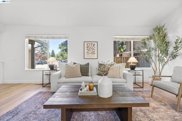 5556 Paseo Navarro, Pleasanton, CA 94566