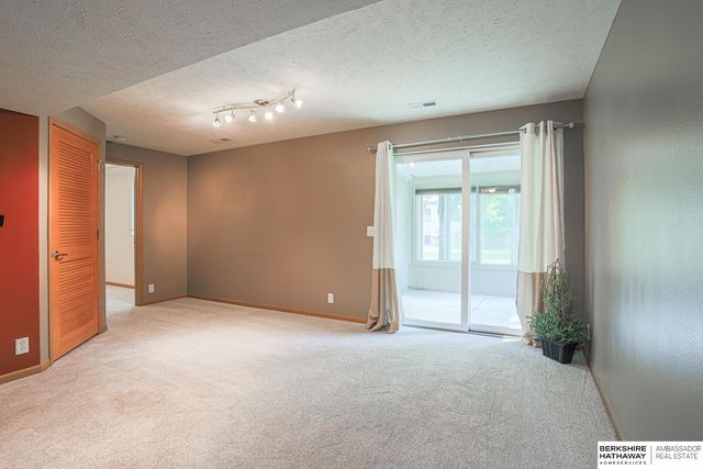 18921 K Street, Omaha, NE 68135