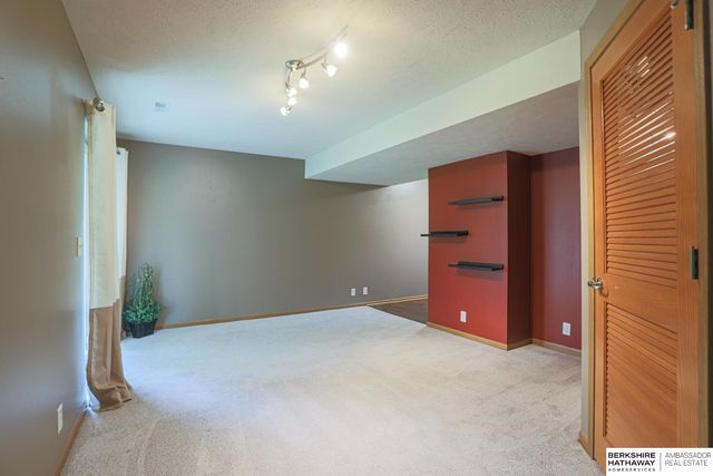 18921 K Street, Omaha, NE 68135