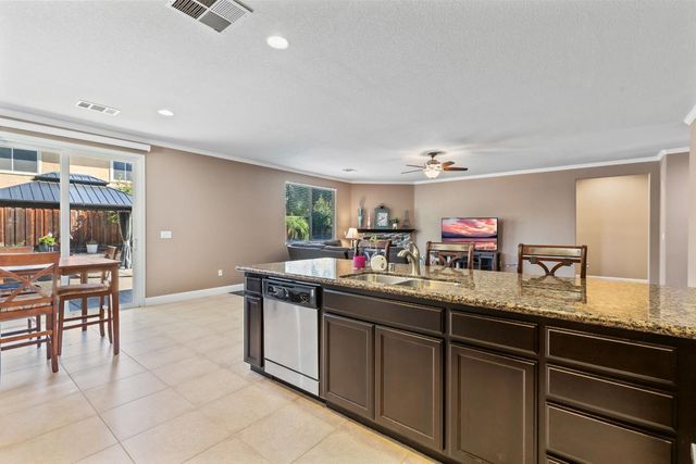 15940 Crescent Park Cir, Lathrop, CA 95330