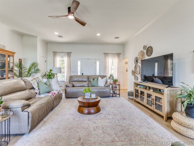 119 N Salt Creek Drive, Mannford, OK 74044