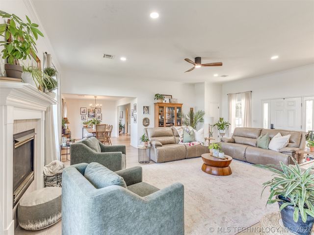 119 N Salt Creek Drive, Mannford, OK 74044