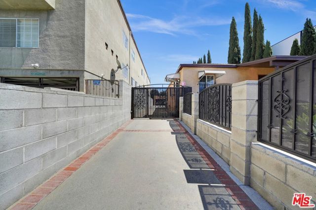 840 N Poinsettia Place, Los Angeles, CA 90046