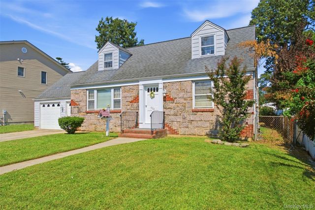 573 Grove Place, Oceanside, NY 11572