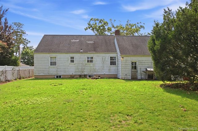 573 Grove Place, Oceanside, NY 11572