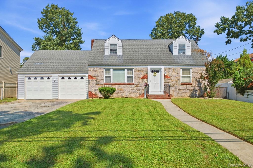 573 Grove Place, Oceanside, NY 11572 — exterior