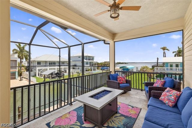 243 Driftwood LN, Fort Myers Beach, FL 33931