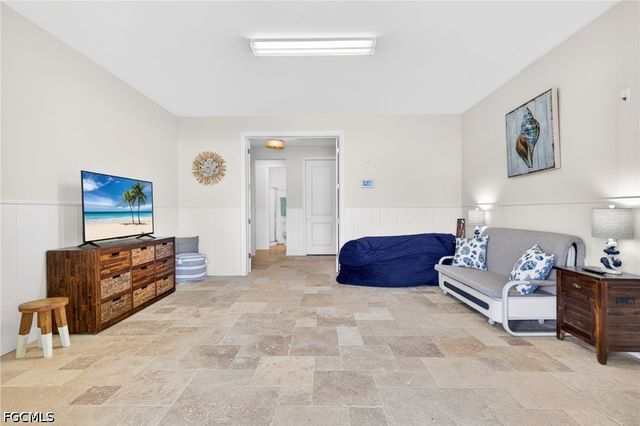 243 Driftwood LN, Fort Myers Beach, FL 33931