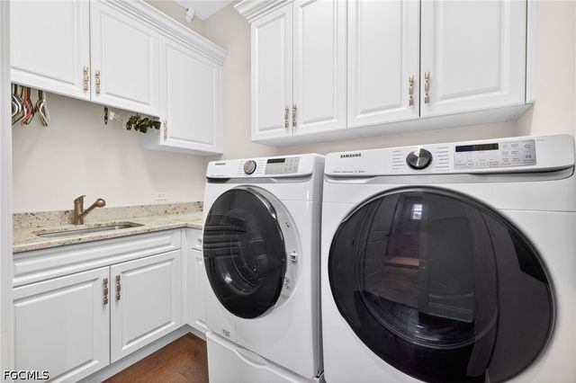 243 Driftwood LN, Fort Myers Beach, FL 33931