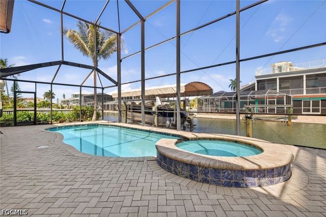 243 Driftwood LN, Fort Myers Beach, FL 33931