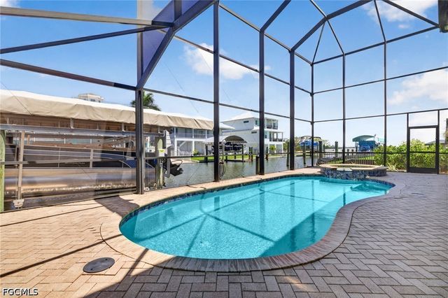 243 Driftwood LN, Fort Myers Beach, FL 33931