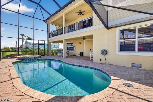 243 Driftwood LN, Fort Myers Beach, FL 33931