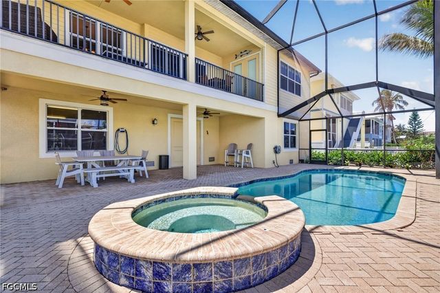 243 Driftwood LN, Fort Myers Beach, FL 33931