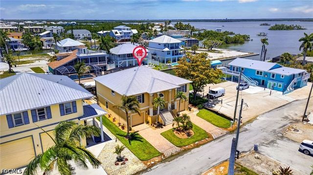 243 Driftwood LN, Fort Myers Beach, FL 33931