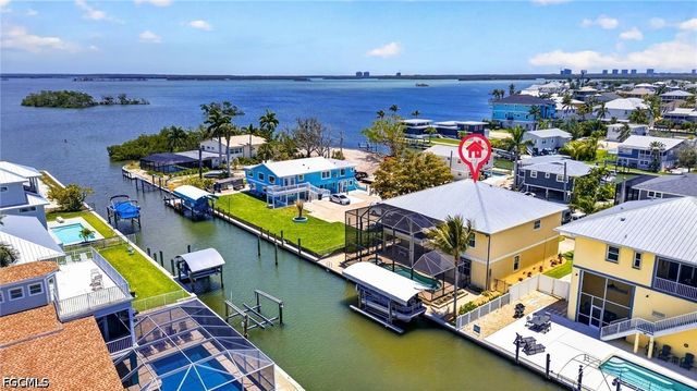 243 Driftwood LN, Fort Myers Beach, FL 33931