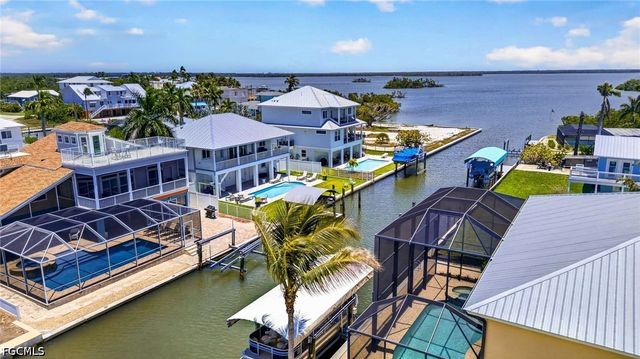 243 Driftwood LN, Fort Myers Beach, FL 33931