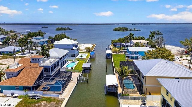 243 Driftwood LN, Fort Myers Beach, FL 33931