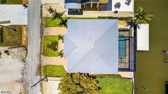 243 Driftwood LN, Fort Myers Beach, FL 33931