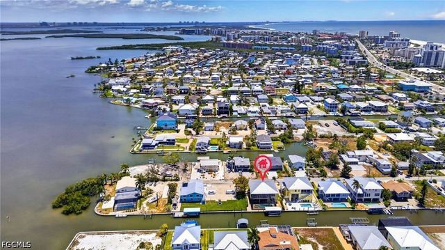 243 Driftwood LN, Fort Myers Beach, FL 33931