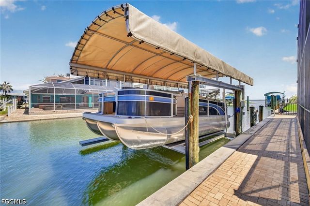 243 Driftwood LN, Fort Myers Beach, FL 33931