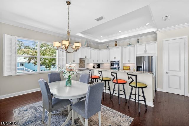 243 Driftwood LN, Fort Myers Beach, FL 33931