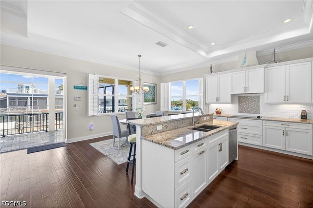243 Driftwood LN, Fort Myers Beach, FL 33931