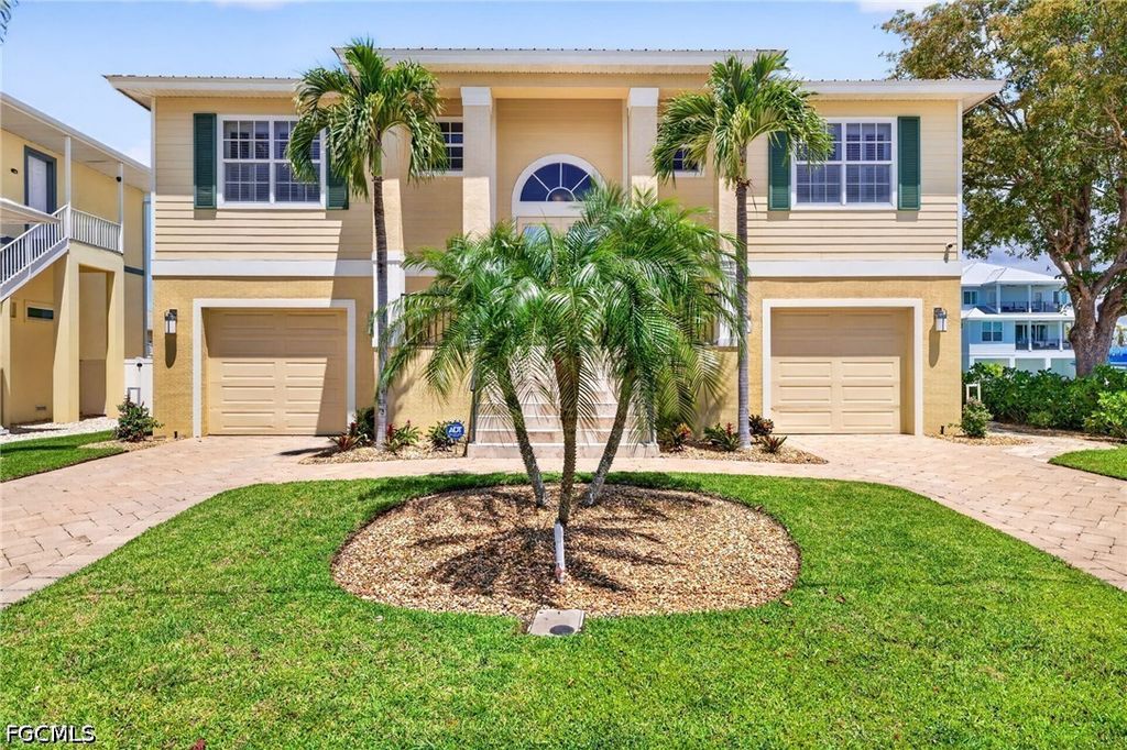 243 Driftwood LN, Fort Myers Beach, FL 33931