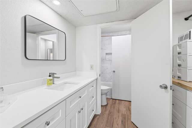 113 World Of Tennis SQ, Lakeway, TX 78738