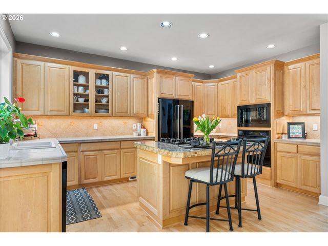 4701 CAMBRIDGE Ct, Lake Oswego, OR 97035