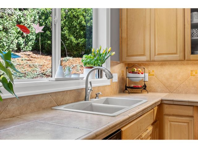 4701 CAMBRIDGE Ct, Lake Oswego, OR 97035