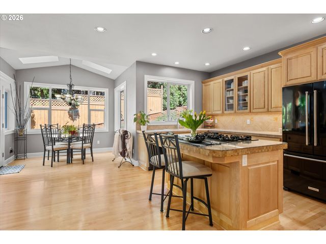 4701 CAMBRIDGE Ct, Lake Oswego, OR 97035