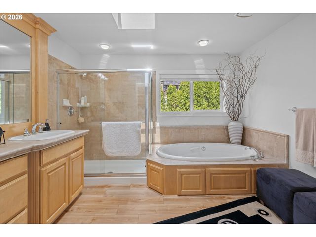 4701 CAMBRIDGE Ct, Lake Oswego, OR 97035