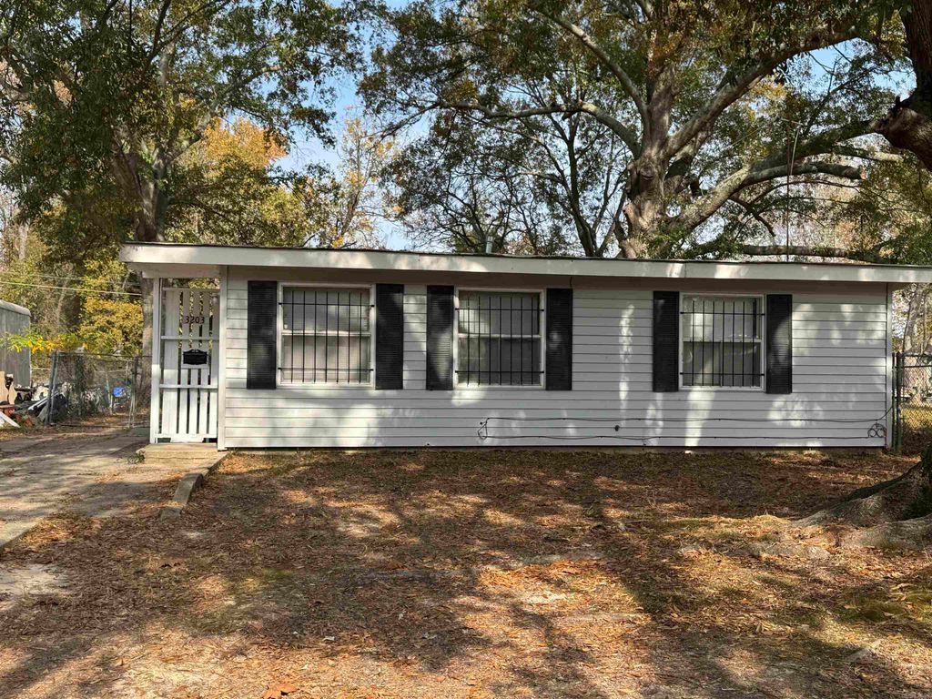 3203 S Iris St, Pine Bluff, AR 71603