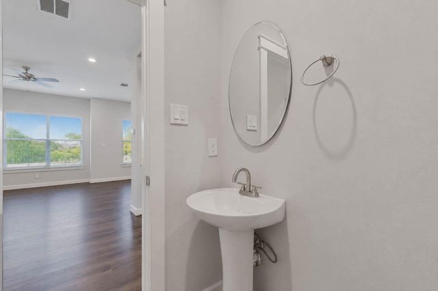 603 Link Road H, Houston, TX 77009