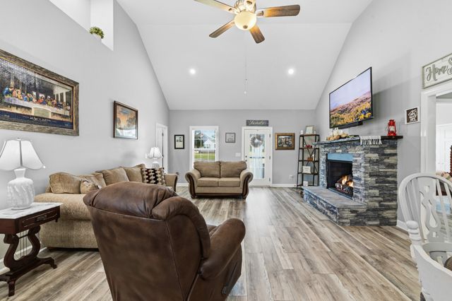 522 Springwater Dr, Summertown, TN 38483