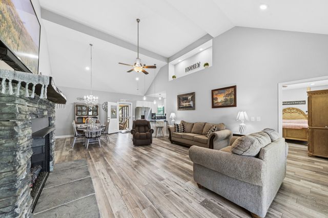 522 Springwater Dr, Summertown, TN 38483
