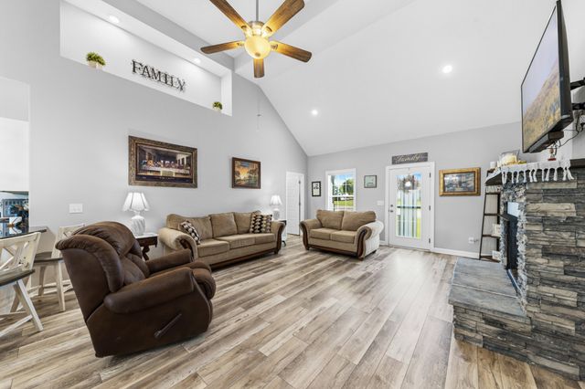 522 Springwater Dr, Summertown, TN 38483