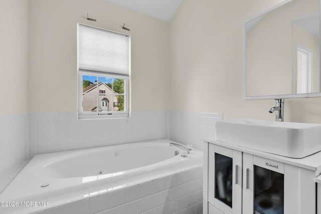 9 Beacon Court 81, Holmdel, NJ 07733