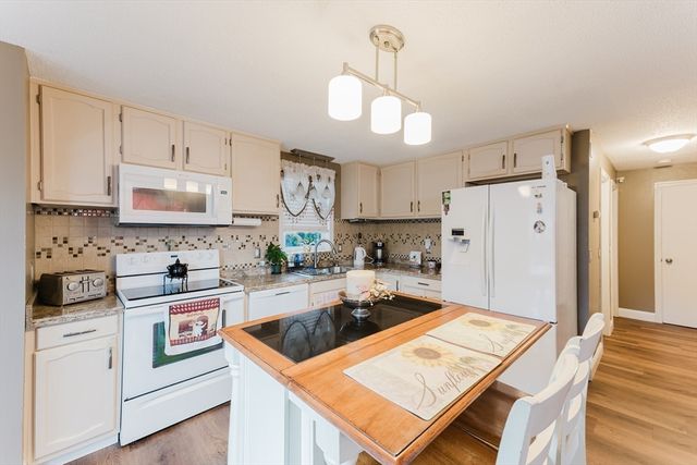 3 Canterberry St, New Bedford, MA 02746