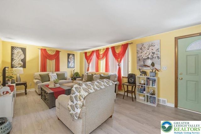 1390 Oakwood Drive, Hanover Twp, PA 18017