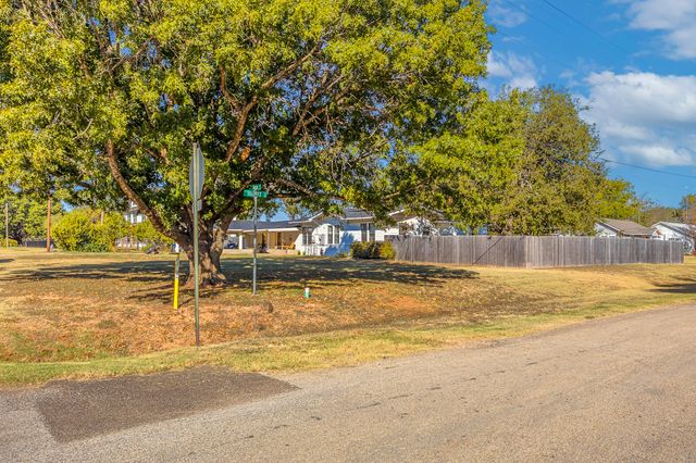 207 E Wilson Avenue, Whitney, TX 76692