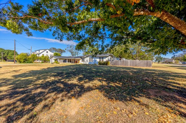 207 E Wilson Avenue, Whitney, TX 76692