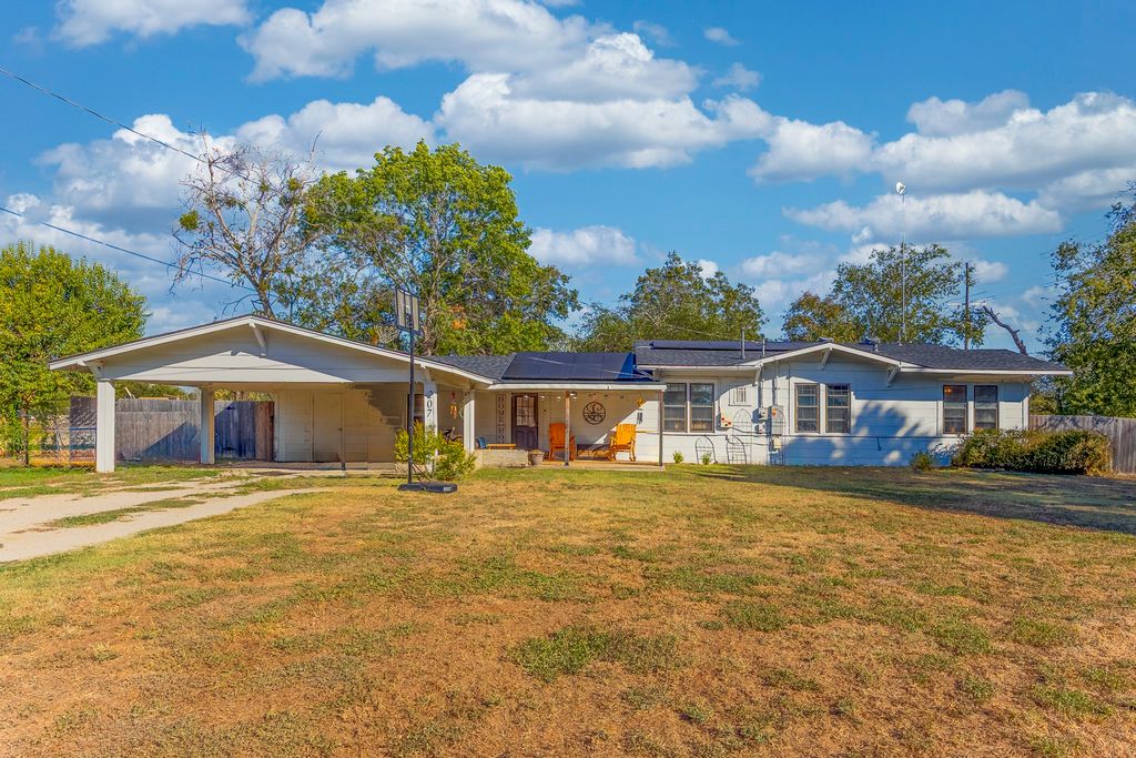 207 E Wilson Avenue, Whitney, TX 76692