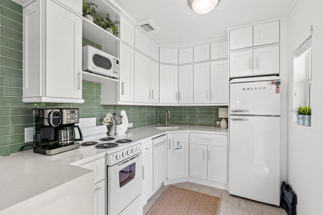 1025 CASUARINA Road 7, Delray Beach, FL 33483