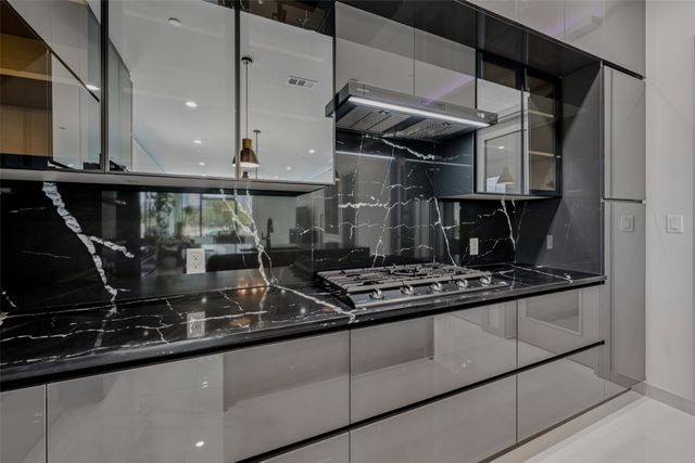 1880 Beaumont Street, Dallas, TX 75215