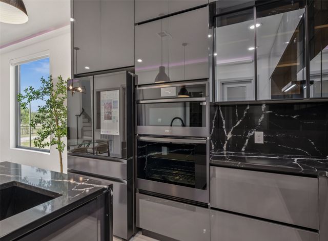 1880 Beaumont Street, Dallas, TX 75215